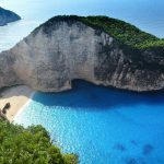 Restricții pe Plaja Navagio: O Destinație Iconică în Pericol și Implicațiile Acesteia pentru Turismul Grec