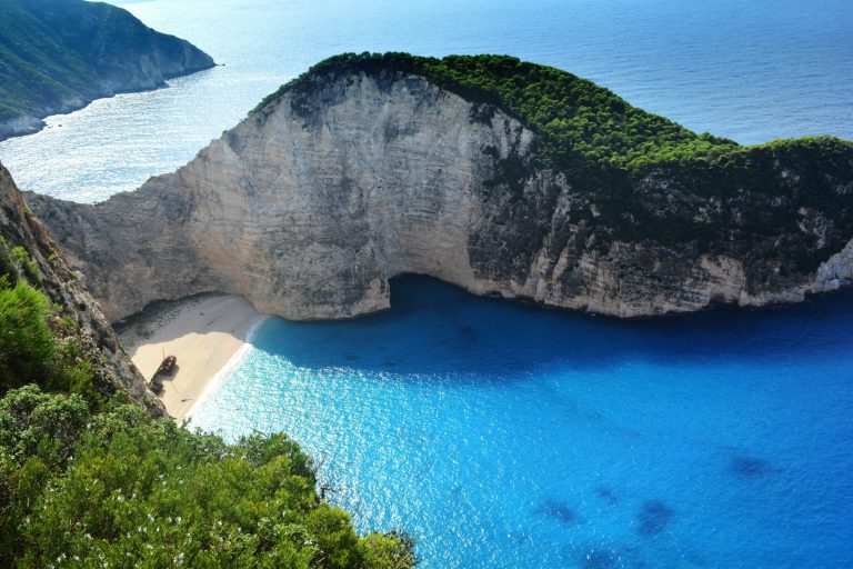 Restricții pe Plaja Navagio: O Destinație Iconică în Pericol și Implicațiile Acesteia pentru Turismul Grec