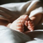 Tragedie în Galați: Analiza detaliată a cazului copilului de 2 ani găsit mort și implicațiile sale sociale și medicale