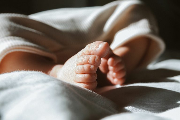 Tragedie în Galați: Analiza detaliată a cazului copilului de 2 ani găsit mort și implicațiile sale sociale și medicale