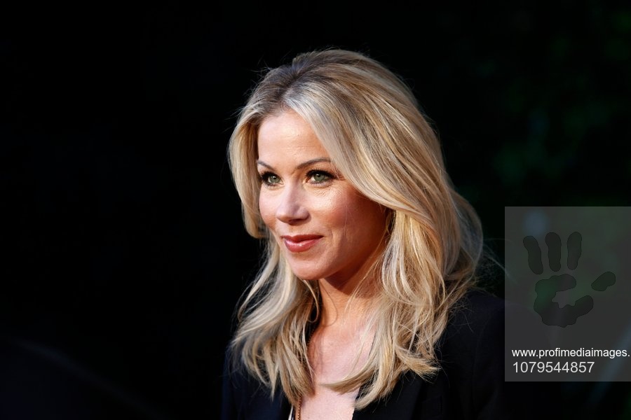 Christina Applegate și lupta sa cu scleroza multiplă: O privire detaliată asupra provocărilor și sprijinului din jurul ei