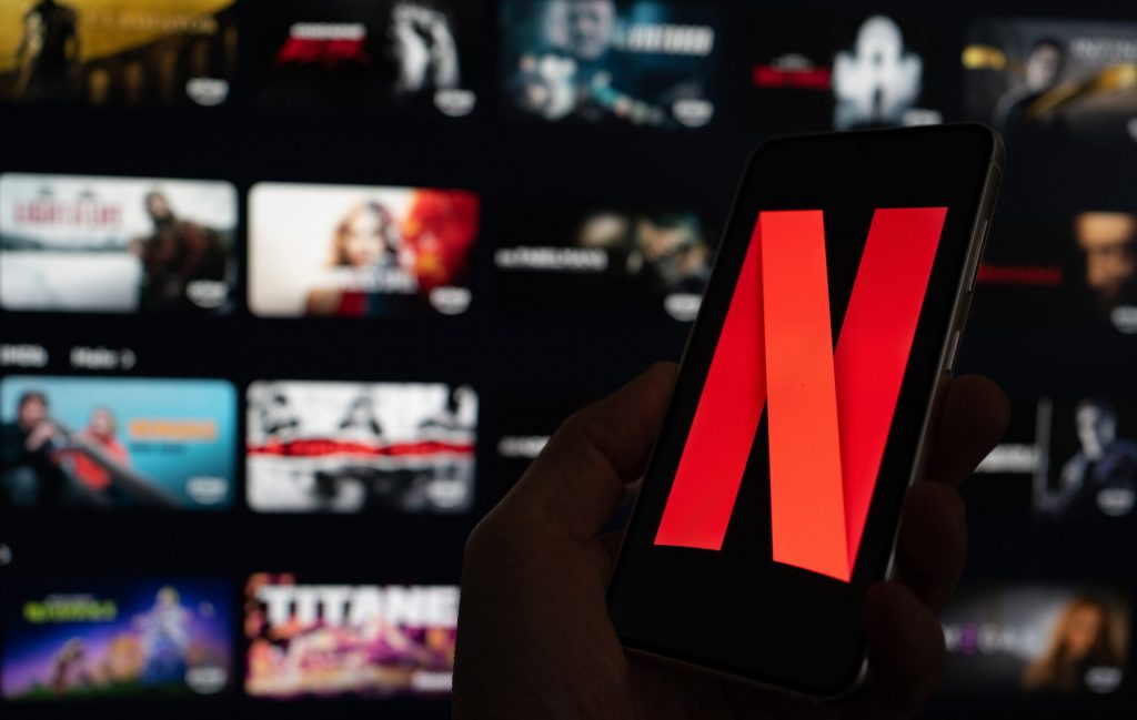 Netflix își extinde orizonturile cu The Boroughs: Un nou serial SF de la creatorii Stranger Things