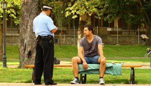 Consecințele Ignoranței: Amenzile pentru Comportamentele Inadecvate în Spațiul Public din România