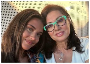 Denise Iacobescu: Inspirația și Forța din Spatele Succesului Antoniei - O Poveste Emoționantă de Absolvire la 60 de Ani