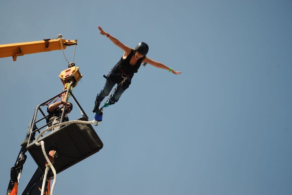 Tragedia bungee jumping-ului: Moartea unei tinere de 21 de ani stârnește dezbateri despre siguranța sporturilor extreme