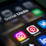 Marea Britanie interzice accesul copiilor sub 16 ani pe rețelele sociale: Implicații și perspective