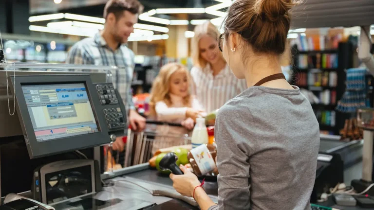De la Corporație la Supermarket: Povestea unei Tineri Britanice care a Îmbrățișat O Viață Nouă în Grecia