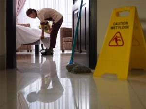 Avertismentul unei foste cameriste: De ce paharele din hoteluri pot fi o sursă de riscuri pentru sănătate
