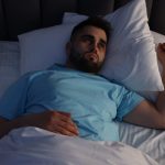 De ce reminiscențele nocturne ne bântuie mintea: o analiză profundă a fenomenului amintirilor tardive