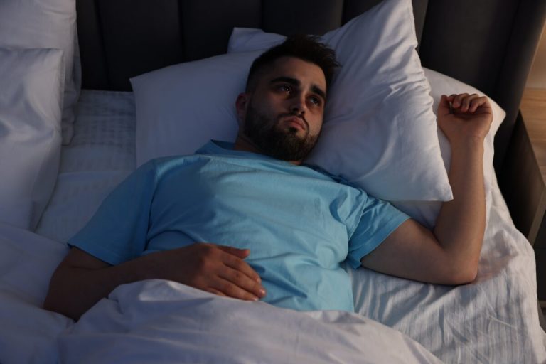 De ce reminiscențele nocturne ne bântuie mintea: o analiză profundă a fenomenului amintirilor tardive