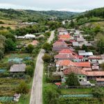 Investiții absurde în comuna Stejari: Bani pentru capace frigorifice de sicriu în loc de apă potabilă și canalizare