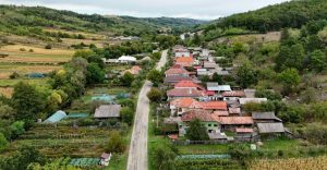 Investiții absurde în comuna Stejari: Bani pentru capace frigorifice de sicriu în loc de apă potabilă și canalizare