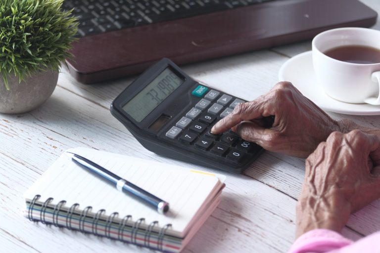 Impactul creșterii salariului minim asupra pensiilor românilor: O analiză detaliată