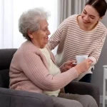 Reforma îngrijirii vârstnicilor: Noul ajutor financiar pentru familii și implicațiile sale