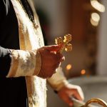 Noua Lege a Salarizării: Implicații și Detalii asupra Veniturilor Preoților din România