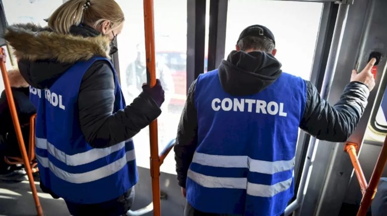 Refuzul de a prezenta biletul în transportul public: implicații legale și sociale