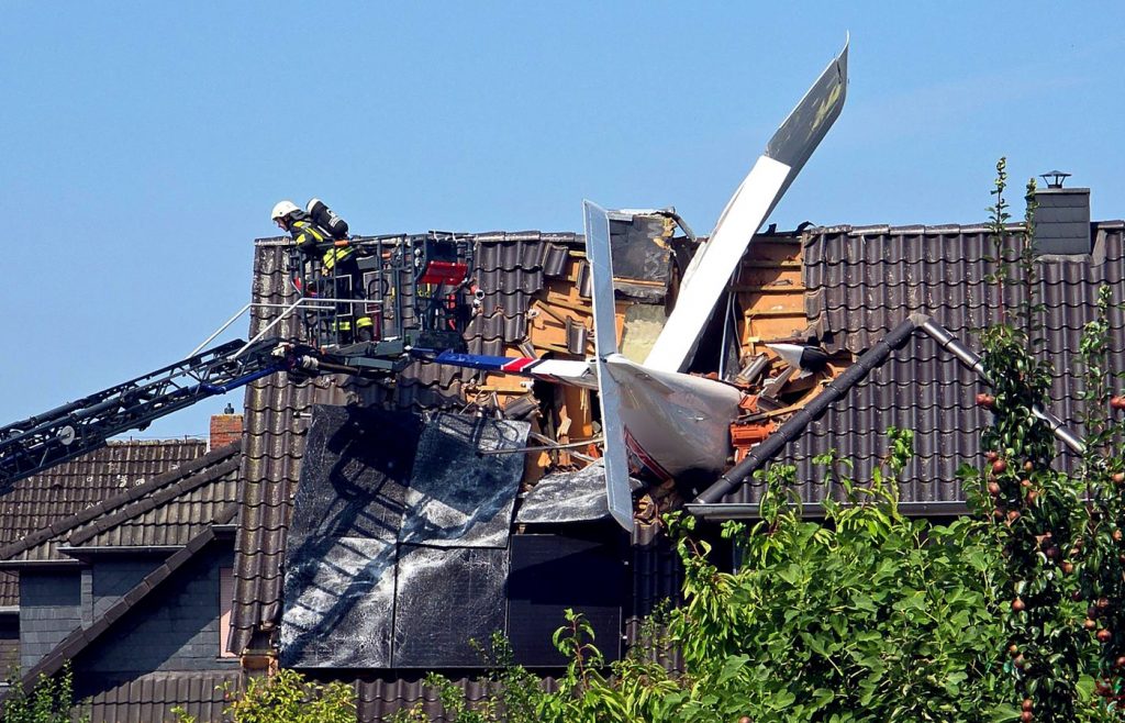 Tragedie în Germania: Accident aviatic devastator cu un avion prăbușit peste o locuință