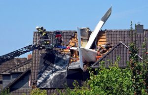 Tragedie în Germania: Accident aviatic devastator cu un avion prăbușit peste o locuință